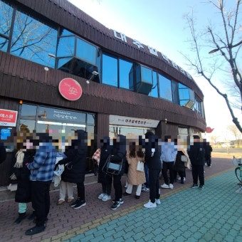 가게 앞 줄 서 있는 이미지