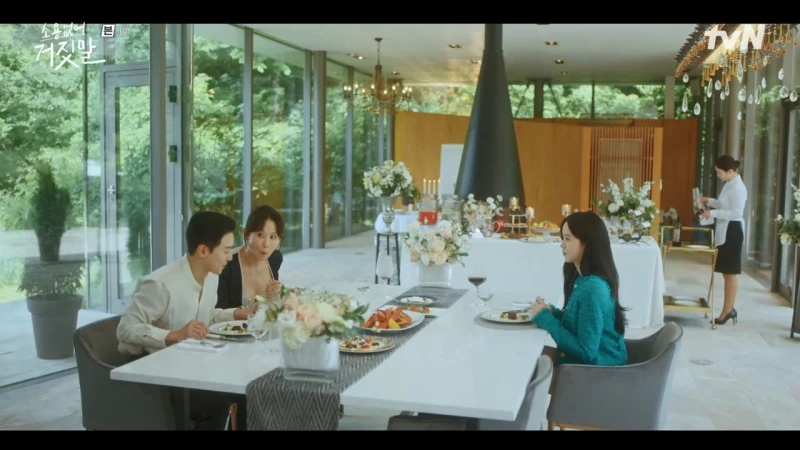 가든이 보이고 럭셔리한 식탁이 있는 마임비전빌리지의 소용없어 거짓말 촬영지