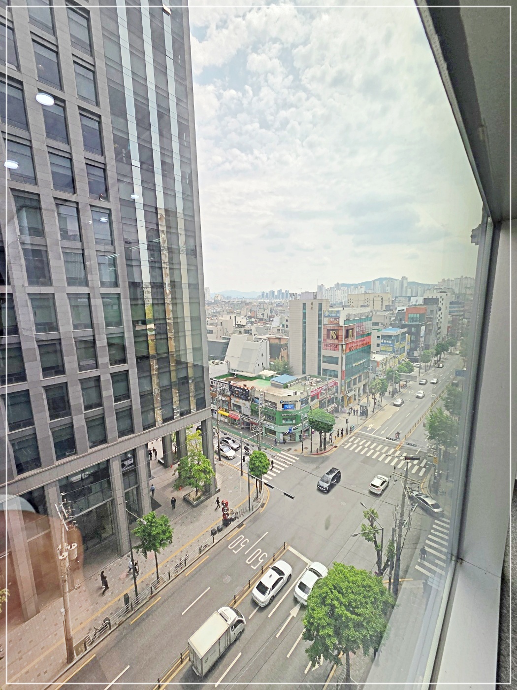 임장활동 중 빌딩 내부에서 아래 대로변 촬영한 이미지
