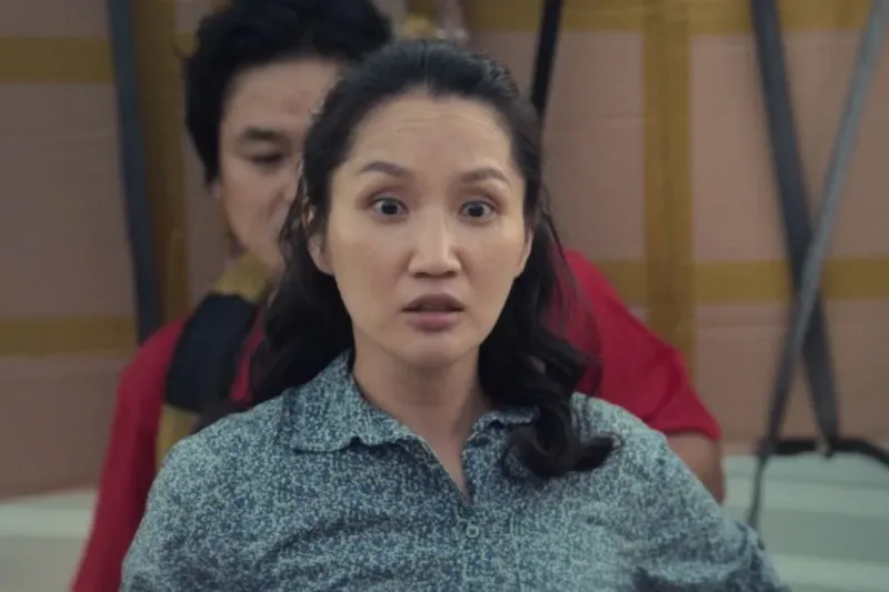 과거 청계천 고가도로를 배경으로 남색 상위에 긴 파마머리를 뒤로 묶은채 서 있는 드라마 무빙의 신윤영 캐릭터