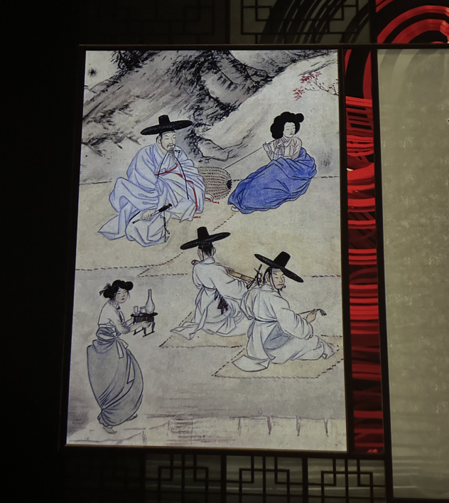 아르떼뮤지엄 강릉 고전 인물화 전시&amp;#44; 조선 시대 복장의 인물들이 모여 앉아 있는 한국화 작품
