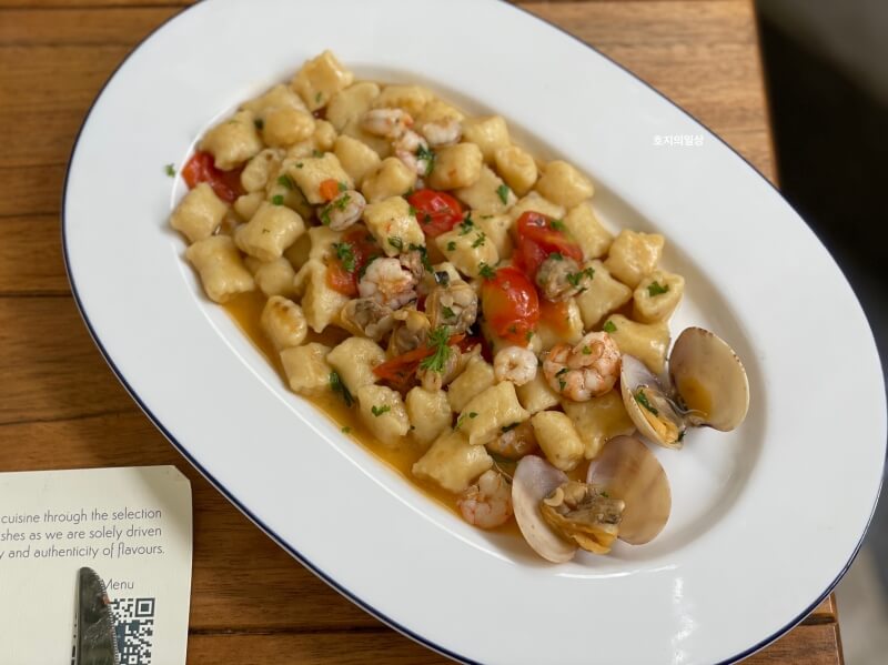 나트랑 시내 피자 맛집 라칼라 - 해산물 뇨끼