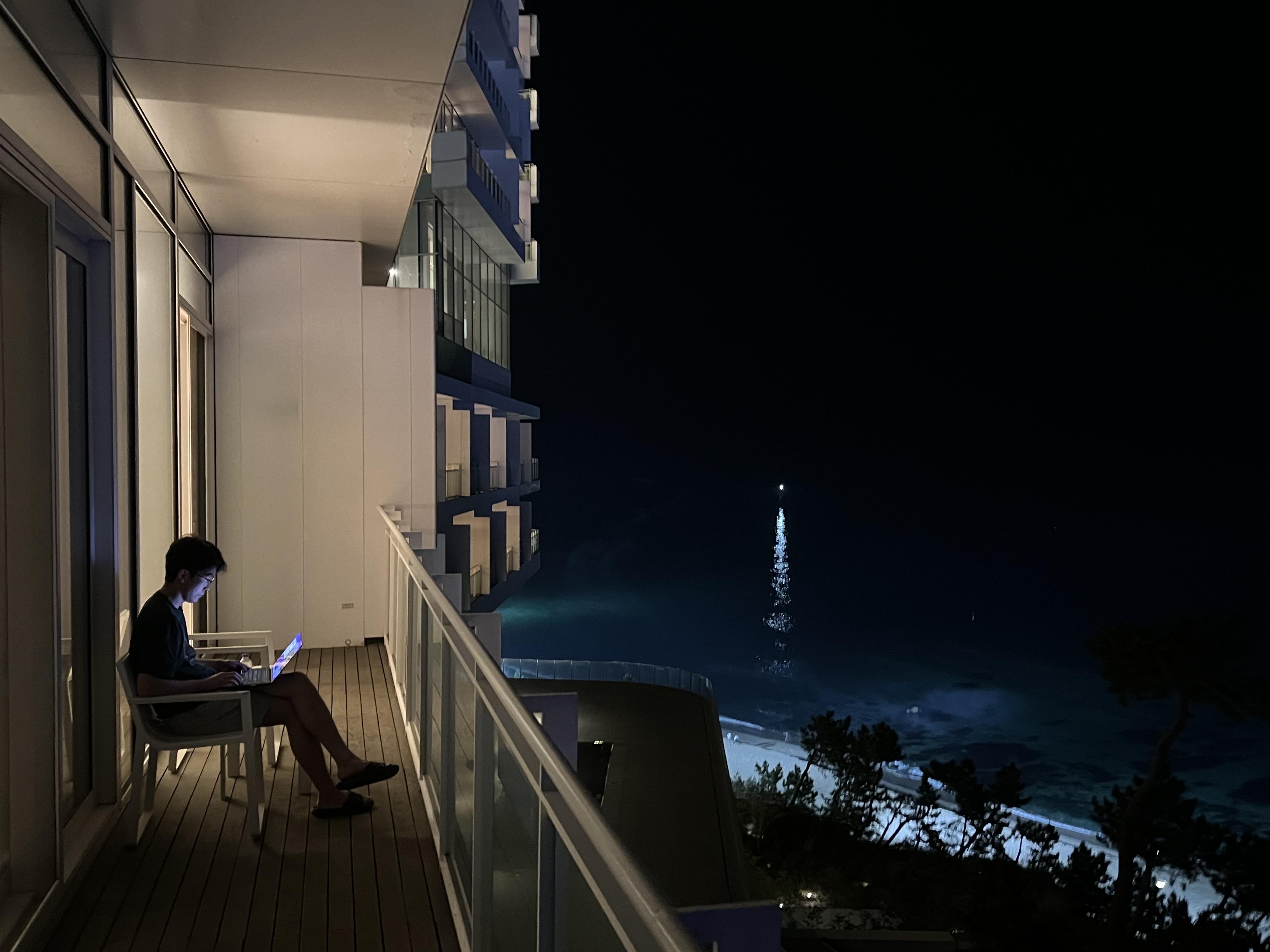 강릉-씨마크호텔-코너스위트-오션뷰-야경-밤바다