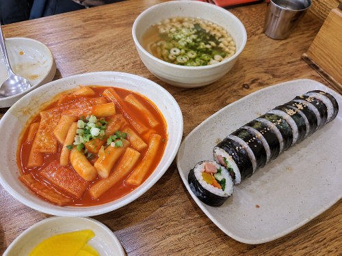 아동 급식카드 가맹점 분식집 식당 테이블 위의 김밥과 떡볶이 음식 사진