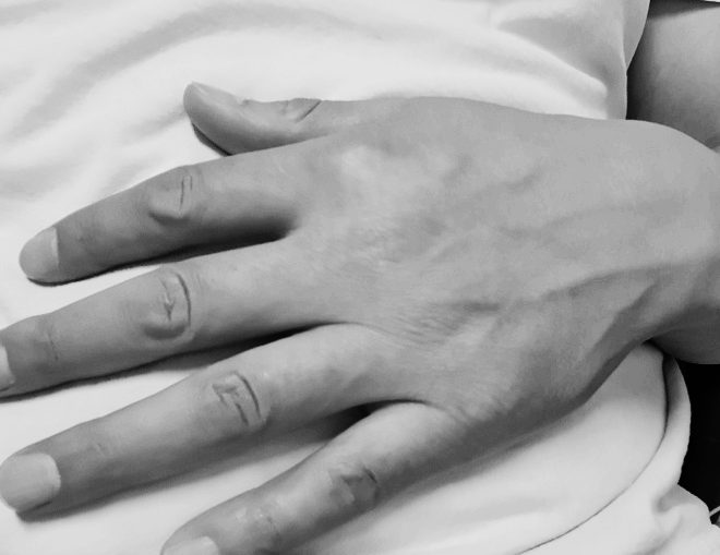 배에-올라가-있는-손바닥