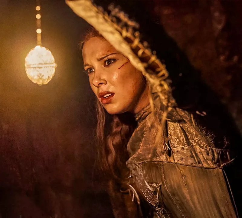 넷플릭스 댐즐에서 동굴을 헤메고 있는 밀리 바비 브라운