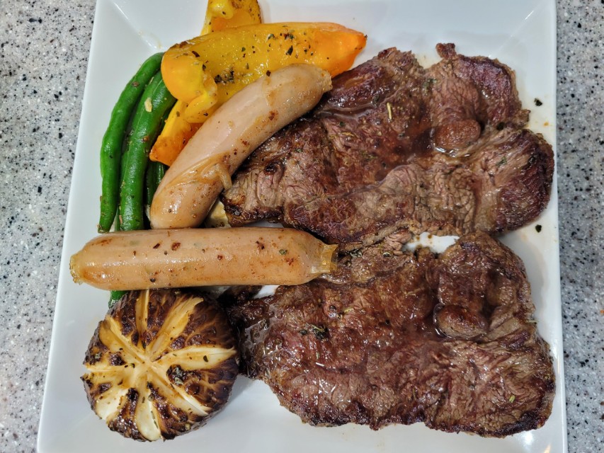 완성된 부채살 스테이크 밀키트 한 접시