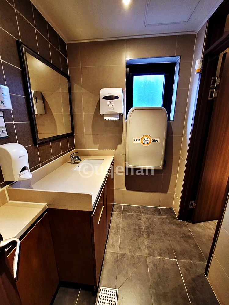 스타벅스 동두천 DT 여자화장실의 세면대와 아기 기저귀 갈이 교환대가 설치된 사진이다.