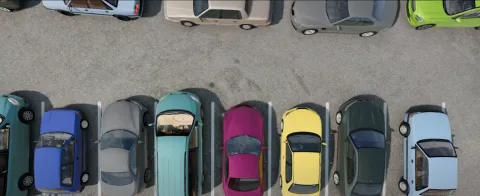 중립주차된 노후 아파트 단지 주차장