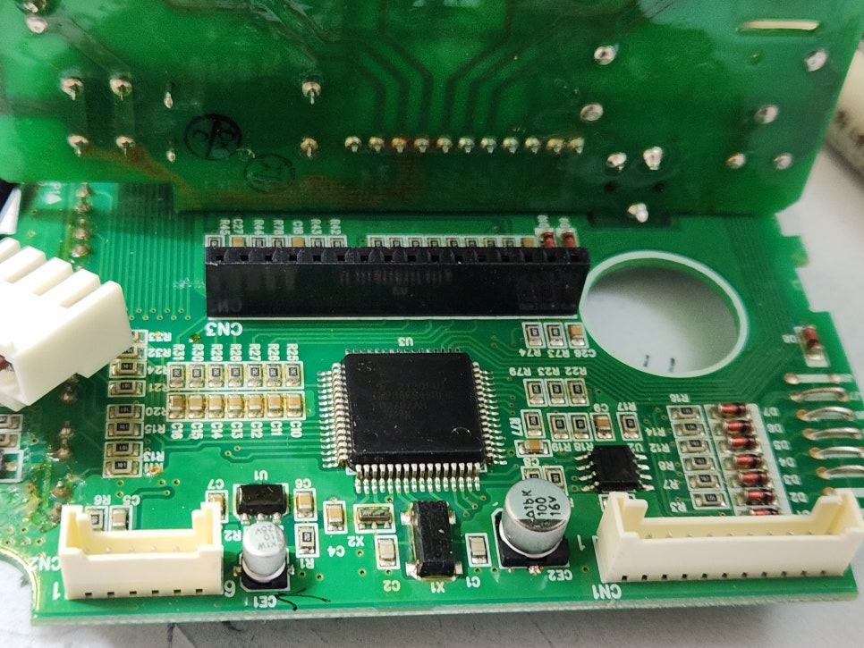 Honeywell Digital 컨트롤러 DBC2000G1019 불량소자 교체
고장 증상
전원 인가 후 디스플레이 미점등
버너 시퀀스 동작 불가
릴레이 출력 신호 미발생
내부 점검 시 제어 전압 라인 불안정
현장에서는 컨트롤러 교체를 검토하셨으나, 당사 정밀 점검 결과 보드 레벨 수리 가능 판정을 진행하였습니다.
🛠 점검 및 수리 과정
1️⃣ 전원부 입력단 및 보호회로 점검
2️⃣ SMPS 및 레귤레이터 출력 전압 측정
3️⃣ 제어 IC 및 드라이버 회로 점검
4️⃣ 열화 및 손상된 반도체 소자 확인
5️⃣ 불량소자 교체 및 납땜 보강 작업
6️⃣ 실부하 조건 모의 테스트 진행
점검 결과, 전원 안정화 회로 내 손상된 반도체 소자가 원인이었으며
해당 소자 교체 후 정상 구동 및 출력 신호 복구를 확인했습니다.
수리 과정 by 메트영남