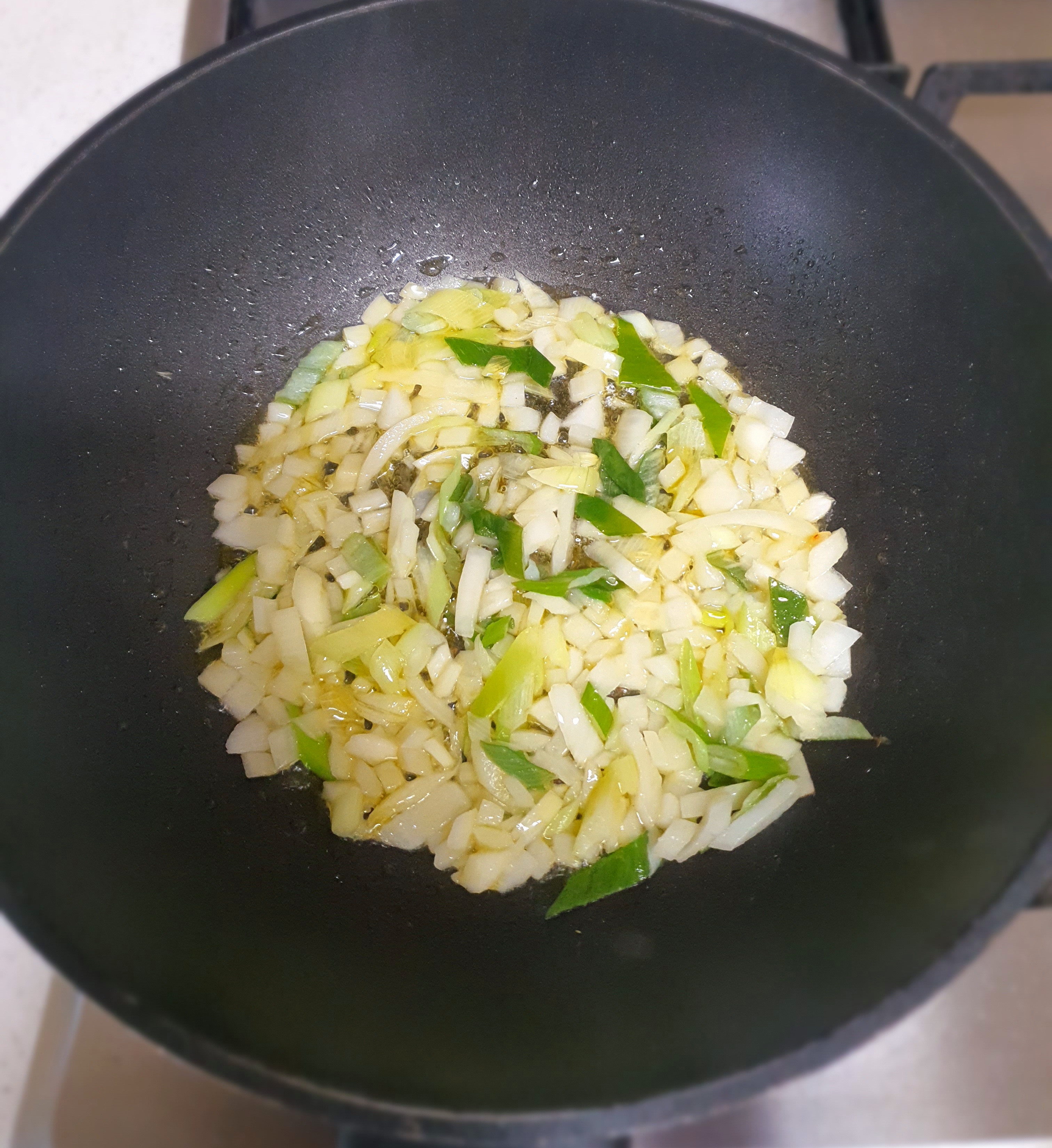 오일에-대파를-볶으면-풍미가-좋아요.