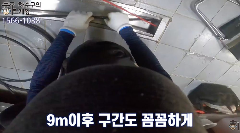 수원시 권선구 권선동 식당 하수구 배관에 플렉스샤프트 장비를 투입해 기름 찌꺼기를 제거하는 모습