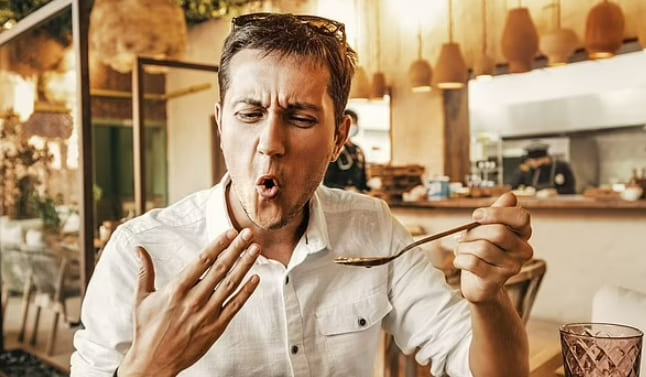 뭐 손목을 핥으면 시원해진다고?...폭염 피하는 유용한 팁들 From drinking hot tea to licking your WRISTS: The bizarre measures to help keep you cool