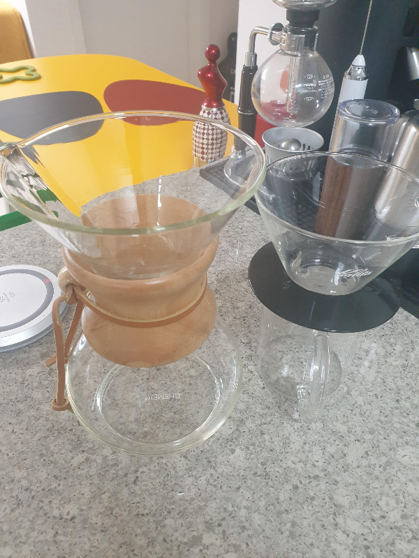 테이블 위에 케멕스(왼쪽) 드리퍼와 칼리타 웨이브 유리 드리퍼