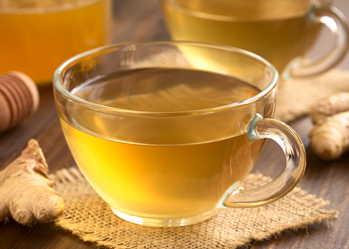 투명한 유리컵에 생강차가 담겨 있다