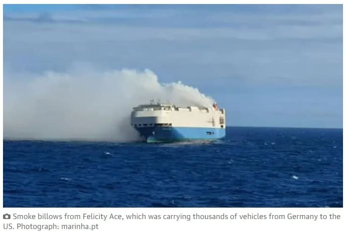 해상에서 초고가의 차들을 태우고 있는 화재 현장 VIDEO: What Do You Call 1,000 Burning Porsches?