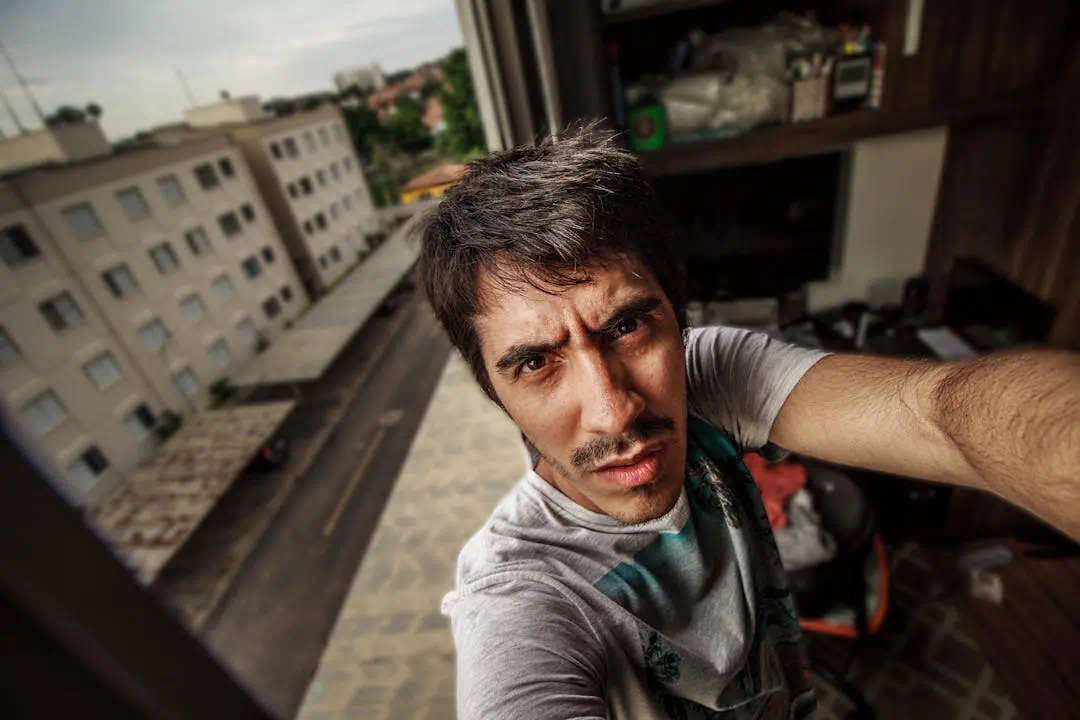 멋진 도시의 풍경으로 사진을 찍는 남성