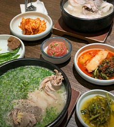 돼지국밥과반찬들