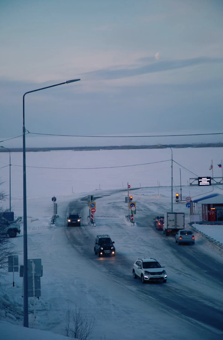 눈덮인 도로 위 운행하고 있는 자동차들