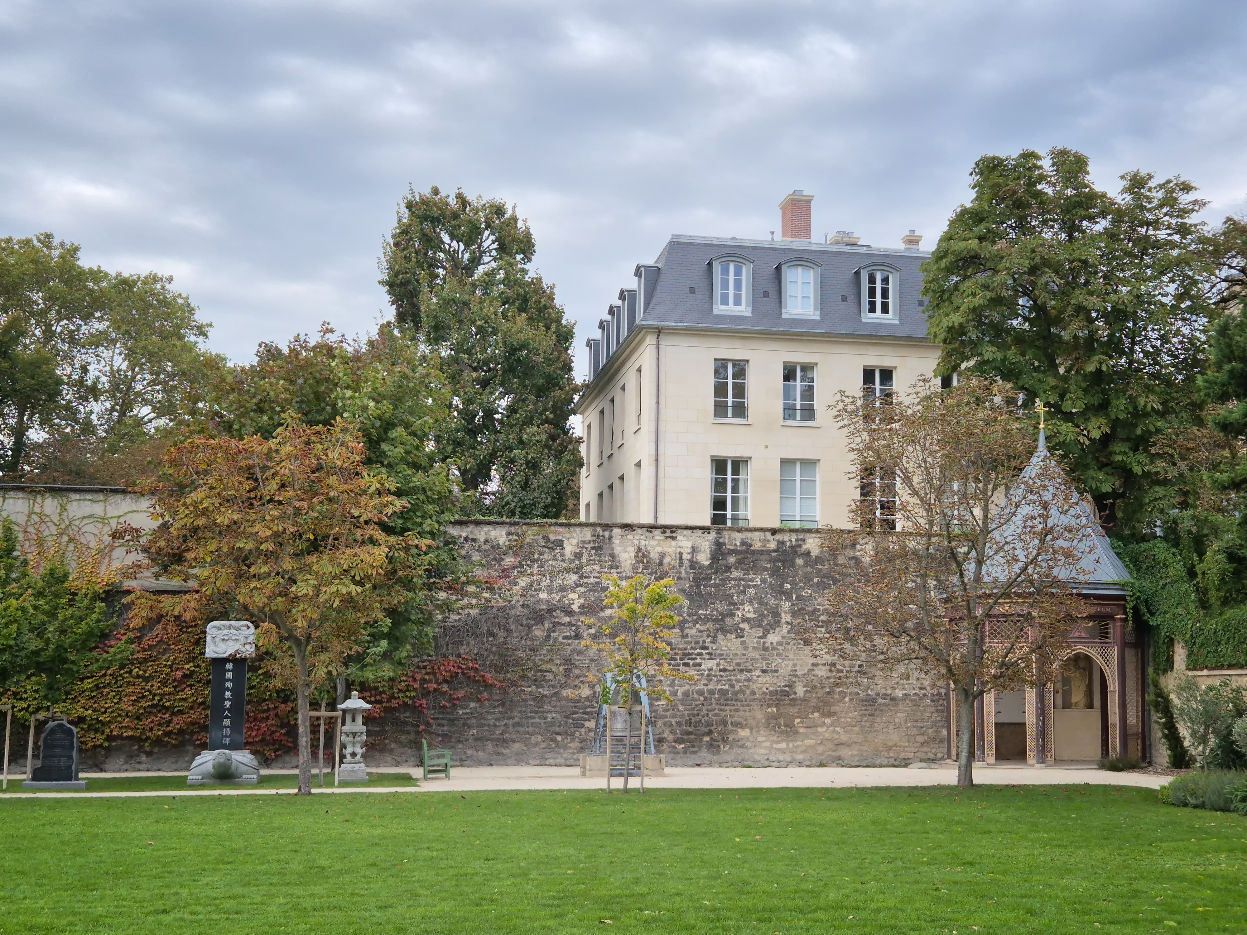 명동성당에서 기증한 한국순교성인현양비와 순교자들의 모후 경당이 있는 파리 외방전교회(Missions étrangères de Paris, MEP) 정원 무료이미지