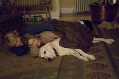 부부와 함께 누워있는 말리의 모습