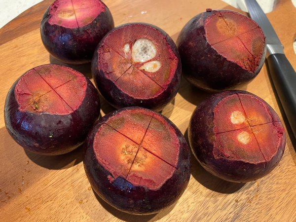 망고스틴 윗부분에 열십자로 칼집 내기