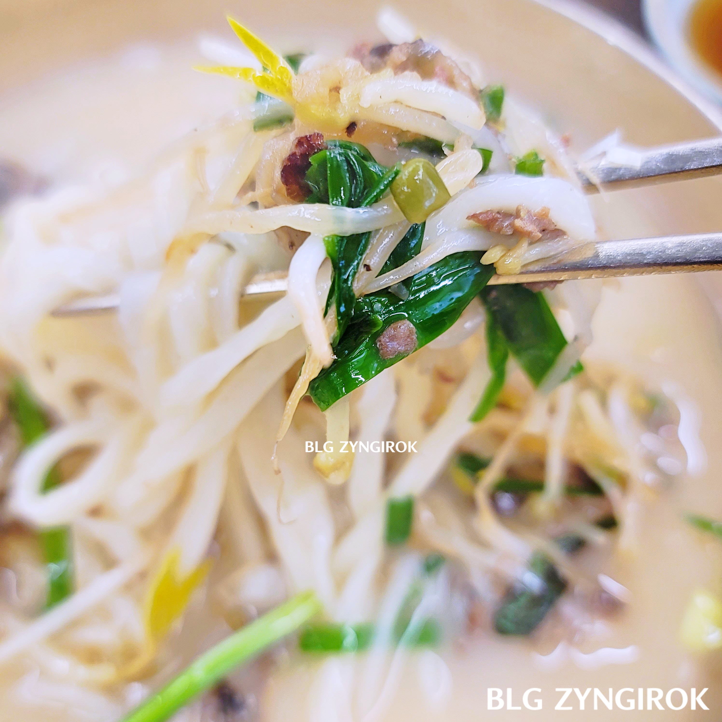 양주 맛집 밀곳 - 칼국수 면을 젓가락으로 들고 있는 모습이다.