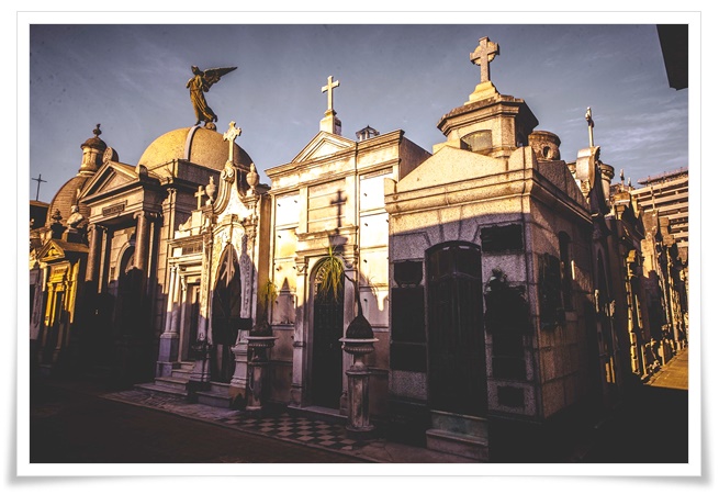 고급 저택처럼 화려하게 건축된 대리석 묘지들과 십자가가 있는 고딕 양식의 공동묘지 모습