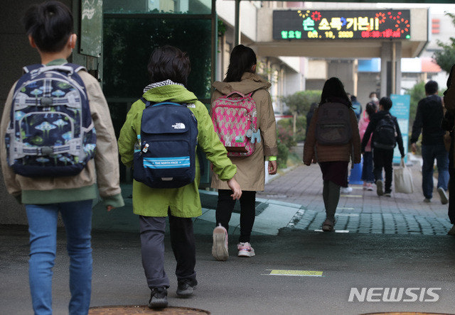 공무원 육아시간 &lsquo;8세&middot;초등2 이하&rsquo;로 확대&hellip;내달 2일부터 시행