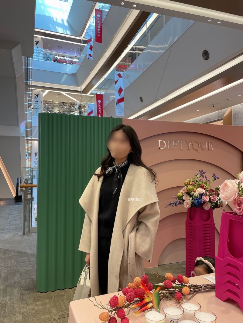 디올 미차 스카프 신버전 몽테인 - 리본 매듭 착용