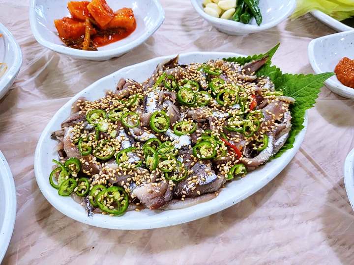 식객 허영만 백반기행 조성모 편 생 멸치회 정식 정성가득 계란말이 반찬 경주 맛집 소개