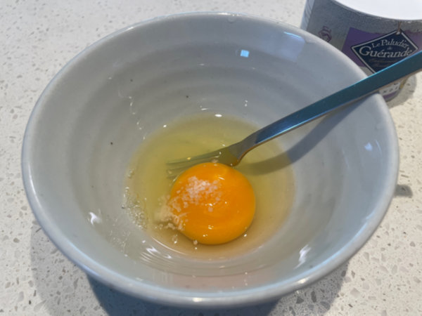 당근라페 김밥 만들기 재료 준비 - 달걀 1개 풀기