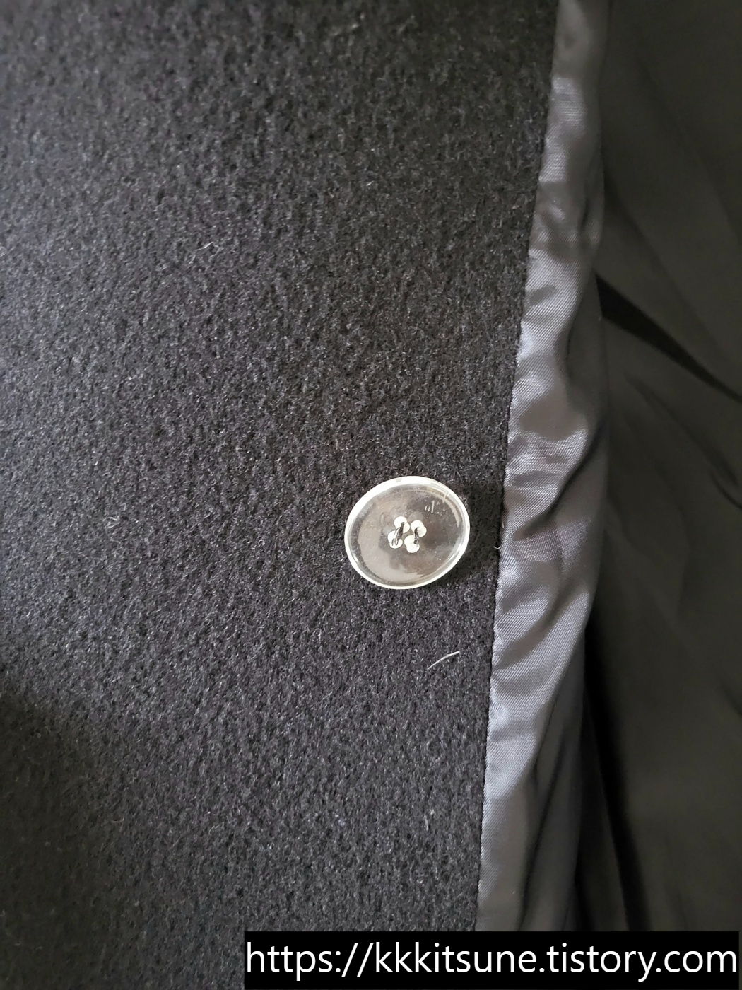 파사드패턴 캐시미어 미니멀 코트 블랙 왼쪽 안감의 안쪽 단추