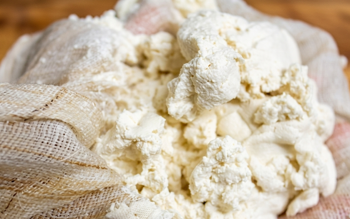 면포를 이용해 으깬 두부의 수분을 꽉 짜내어 포슬포슬한 식감을 만드는 과정의 모습.