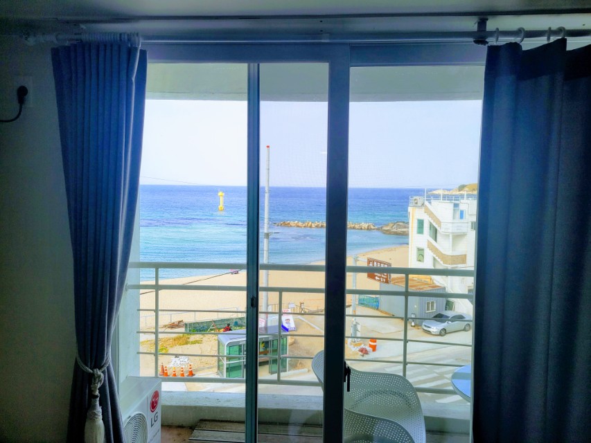 고성 씨랜드 펜션 객실 내부와 오션뷰