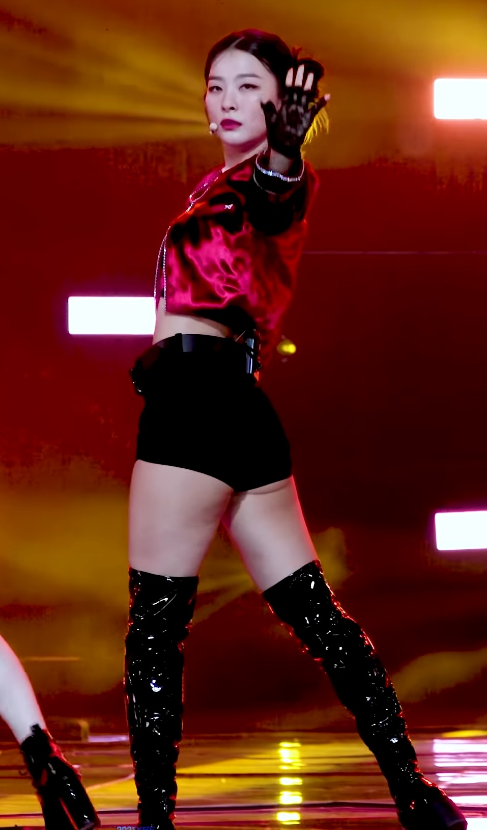 아이돌-idol-kpop-가슴-가슴골-슴골-boobs-cleavage-midriff-엉덩이-엉밑-엉밑살-butt-섹시-몸매-body-sexy-허벅지-thighs-도끼-cameltoe-nsfw-legs-cheeks-레드벨벳-슬기-redvelvet-seulgi