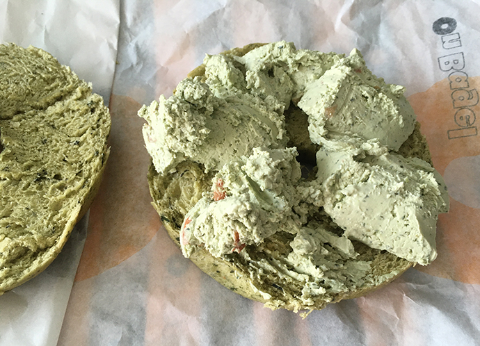 크림치즈-듬뿍-얹힌-베이글