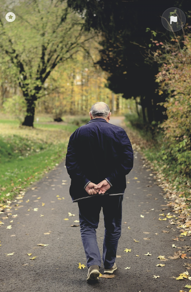걷고 있는 노인 남성