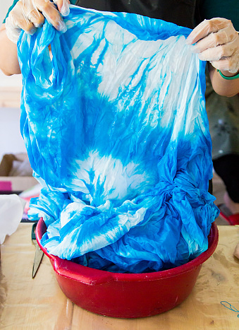 대야에 담긴 파란 염색천