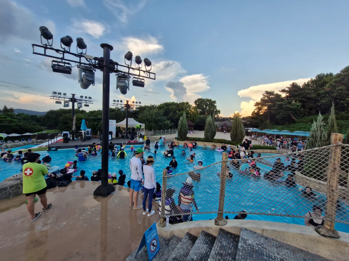 2층수영장-야외무대