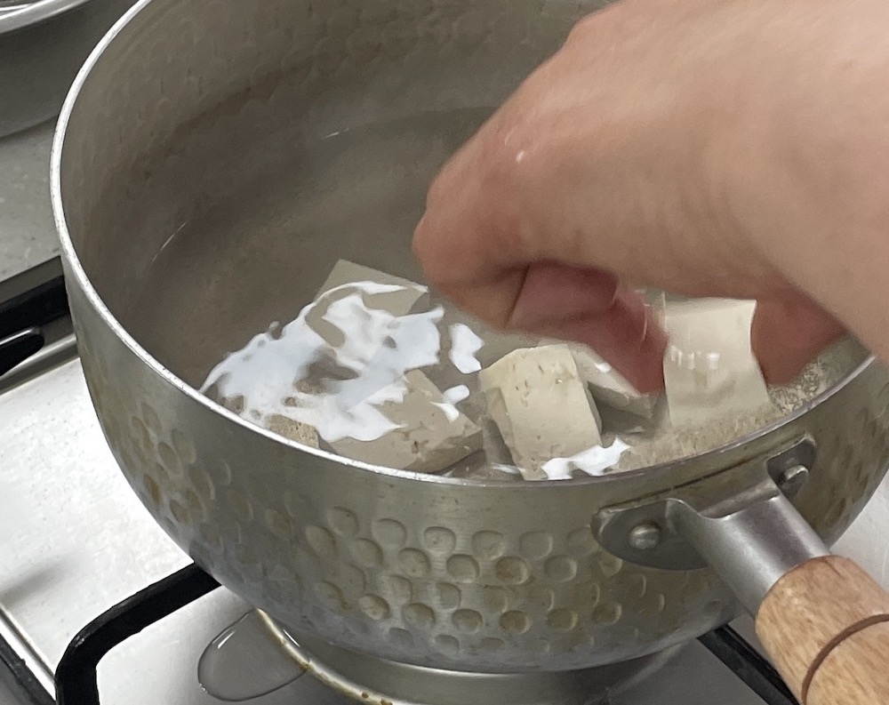 한식조리기능사 실기시험 준비 - 두부젓국찌개 - 끓는 물에 두부 넣기