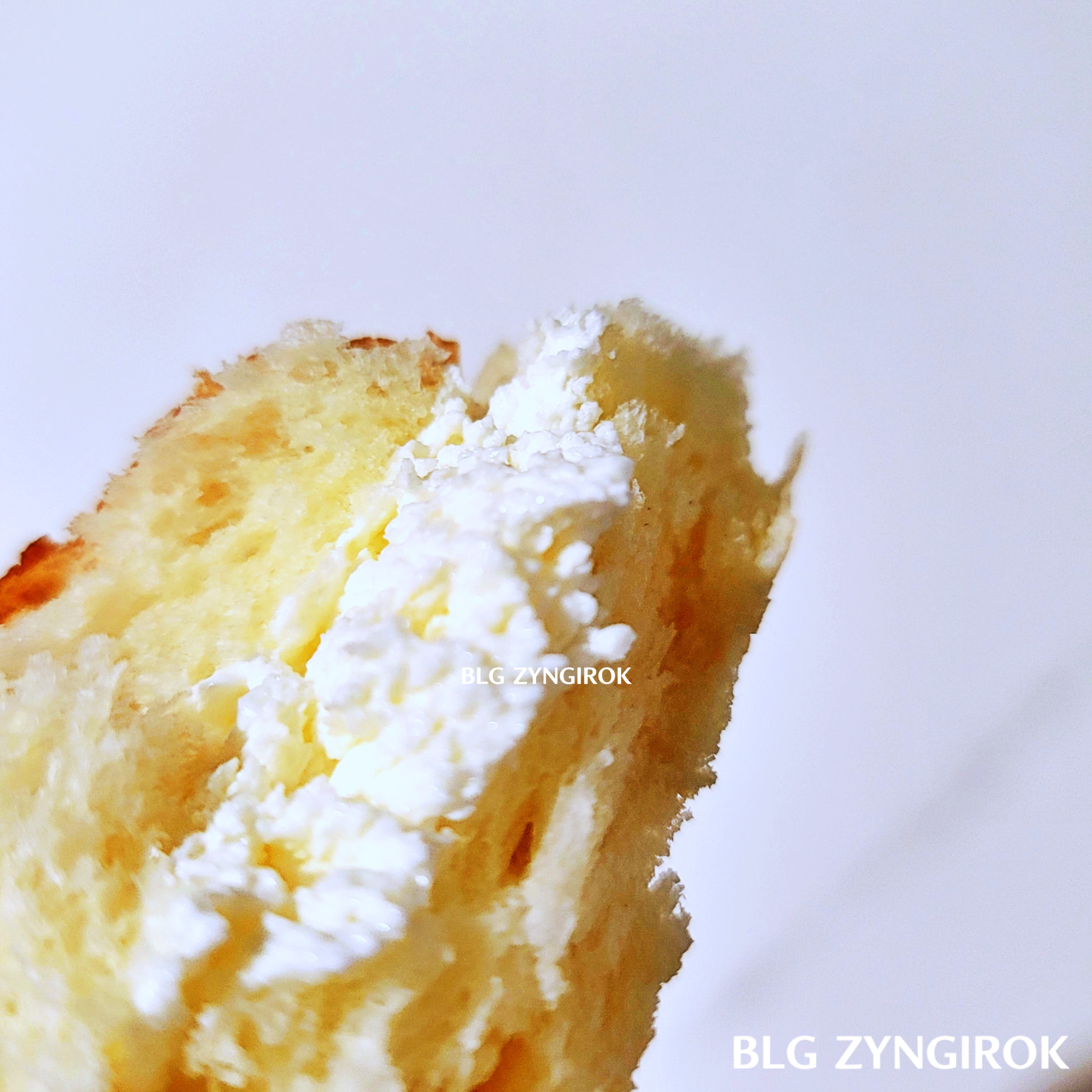 포켓몬스터빵 웅이 만든 치즈크림빵 단면 모습이다. 치즈크림이 듬뿍 들어있다.