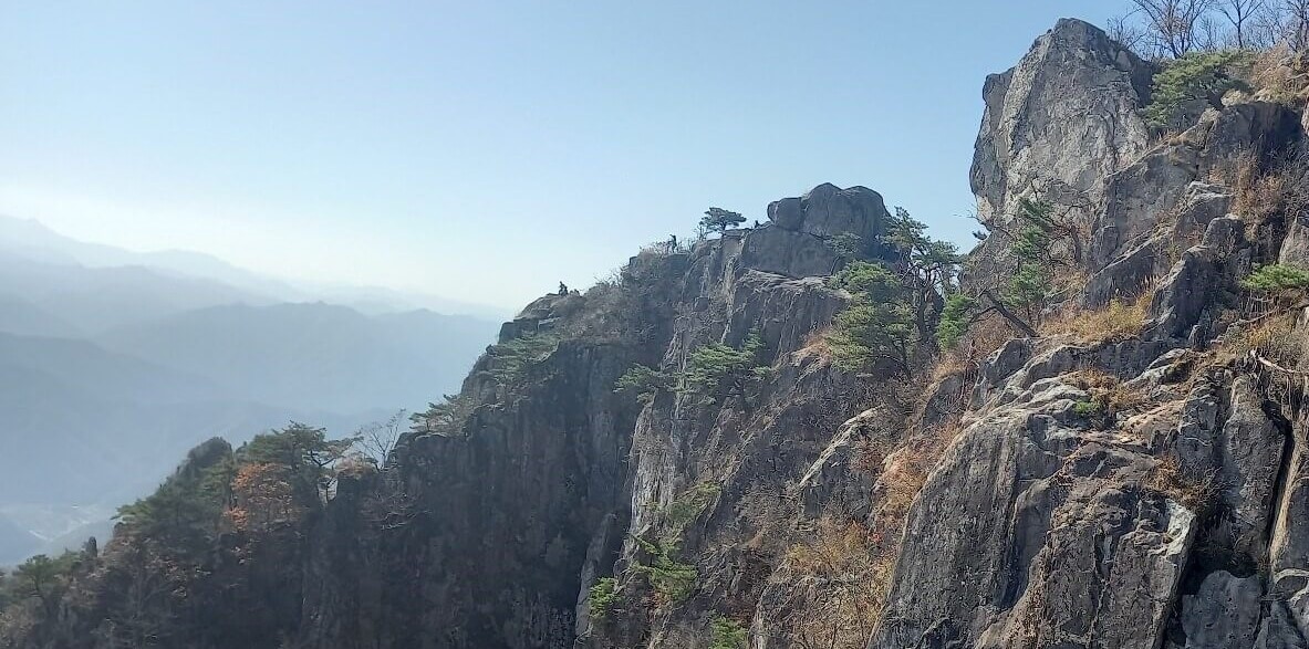 대둔산의 능선에서 바라본 기암괴석들 풍경의 모습