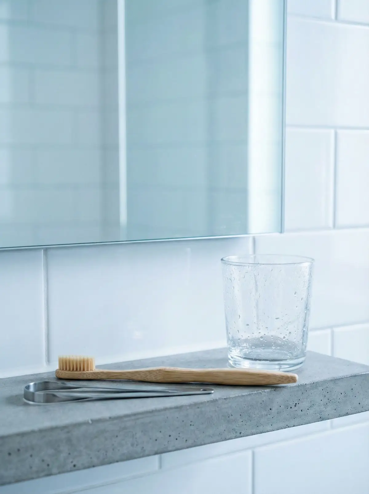 혀 클리너와 칫솔, 상쾌한 민트 잎이 어우러진 위생적인 모습