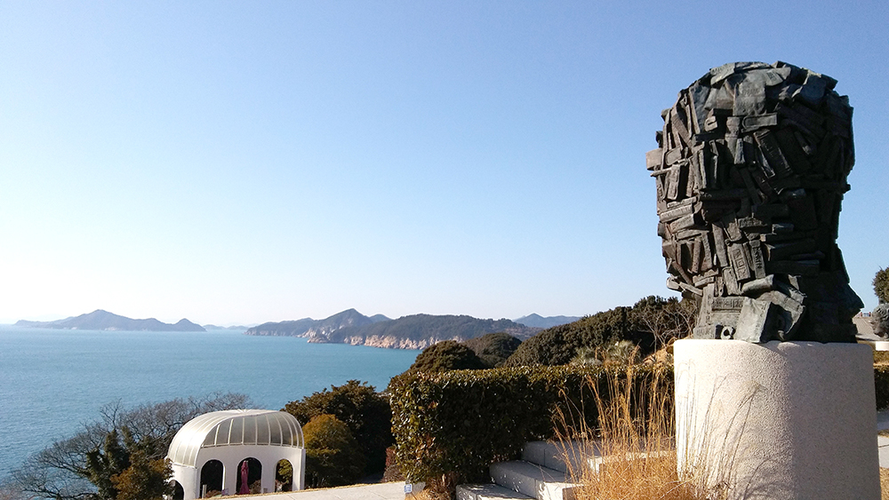 거제도 장사도 까멜리아힐:김정명 작가의 브론즈, 
큰 머리 군상 12 