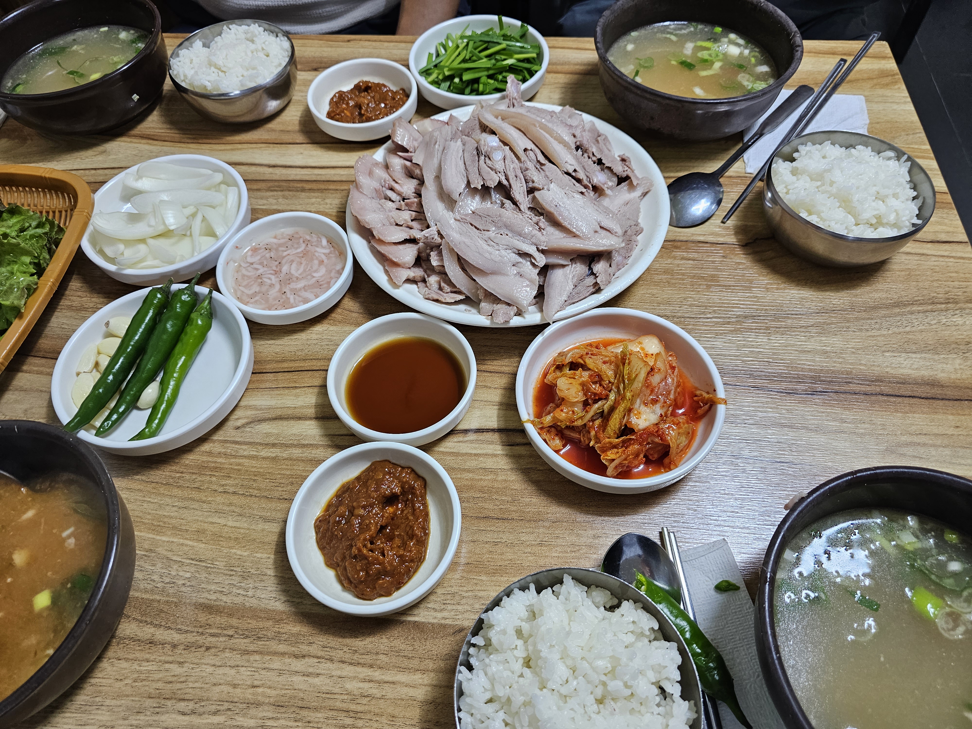 군위식당의 고기밥 메뉴 중 수육