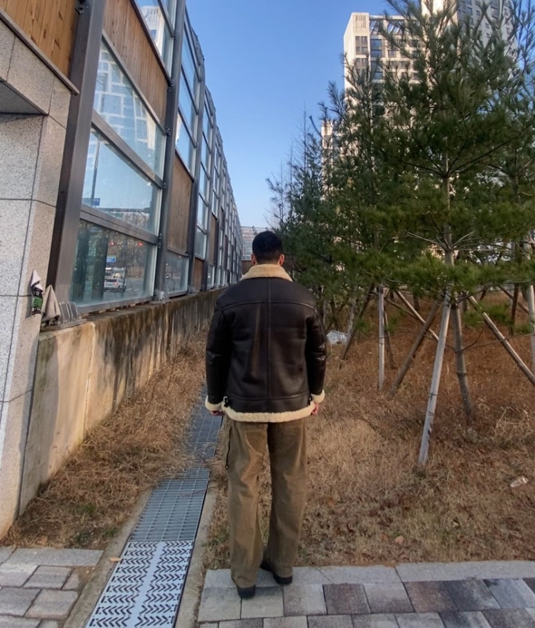 데일리룩('25. 12. 24.)스페로네 램스킨 무스탕 브라, 유니클로 와플 헨리넥 티셔츠 화이트, 프리즘웍스 카고팬츠 카키, 블런드스톤 CLASSIC 585 첼시부츠 러스틱브라운