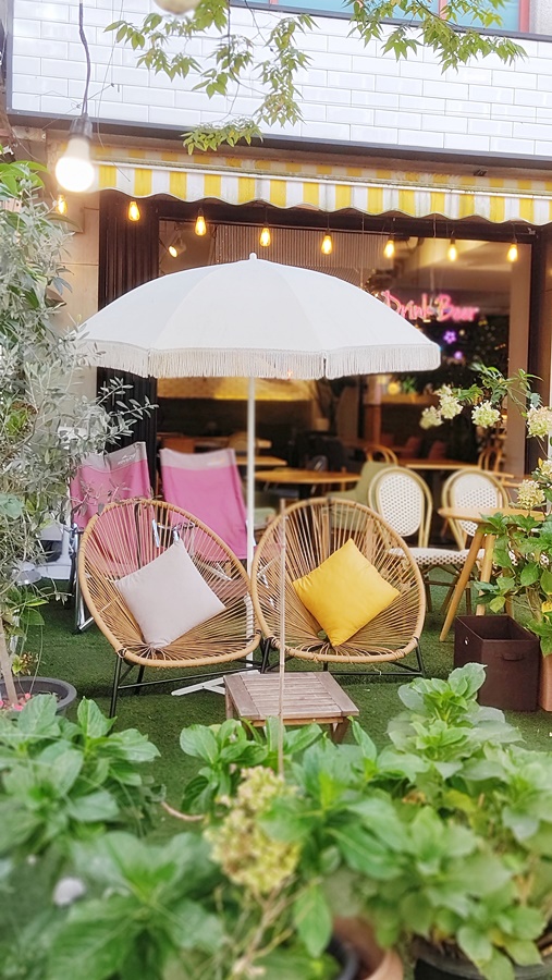 파라솔과 목재 의자가 있는 자리