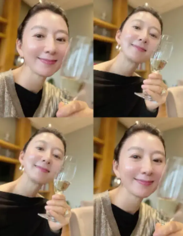 배우-김희애-사진