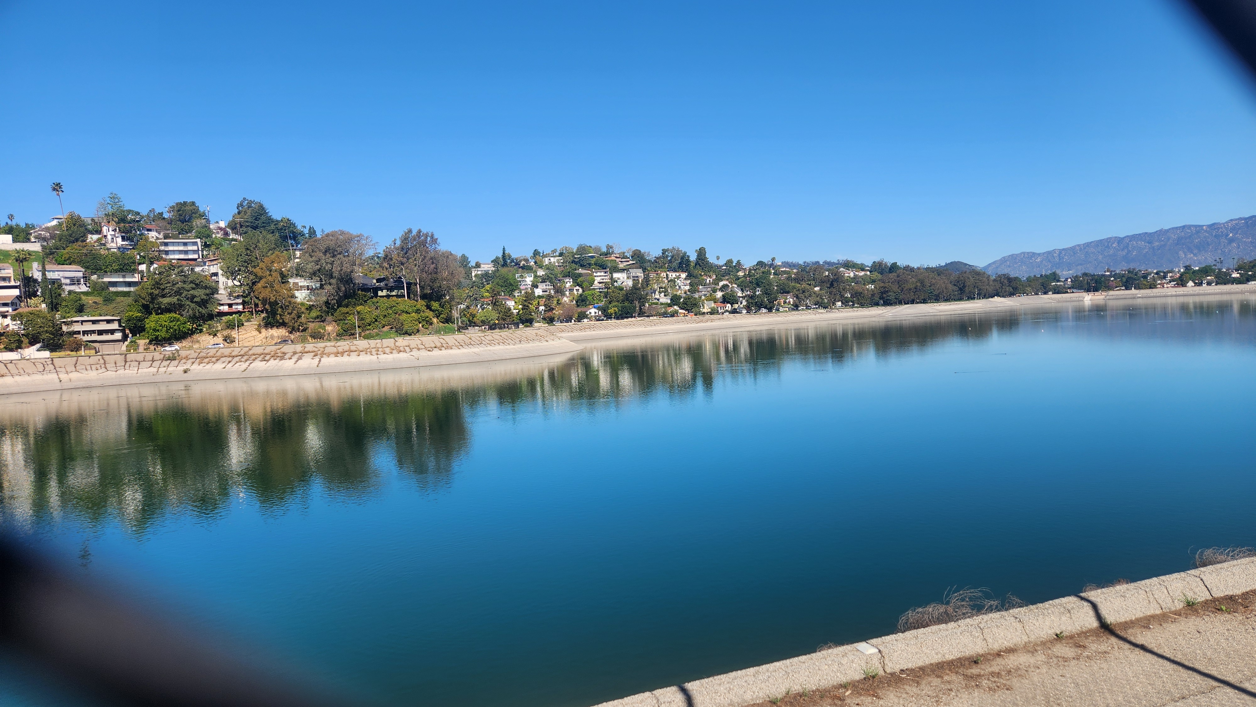 엘에이 실버렉익에서 바라다보이는 저수지와 집들의 사진